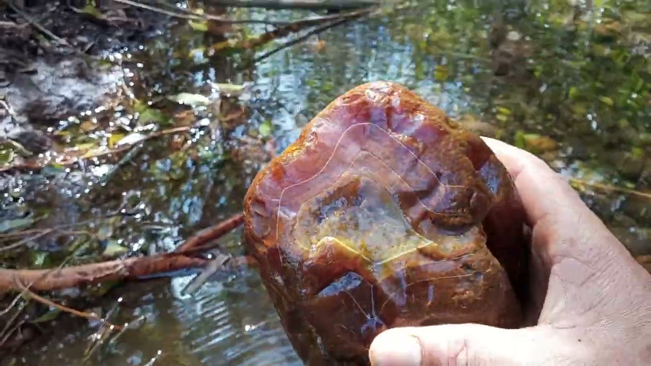 PROCURANDO PEDRAS PRECIOSAS NO RIO