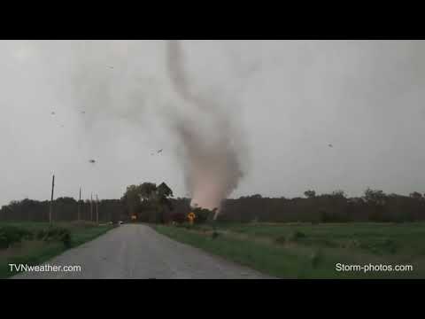 Incredible UP CLOSE tornado in eastern Iowa on July 6, 2014! WOW