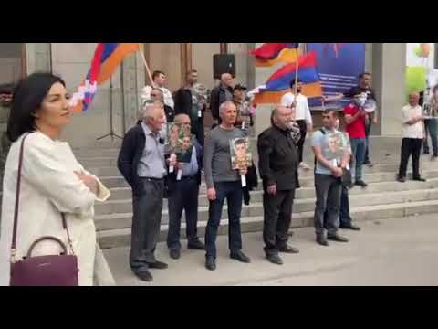 Զոհված զինծառայողների ծնողներն Ազատության հրապարակում են