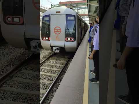 Delhi metro train chappal track pr kisne rakhi Nazar uttarne ke lie