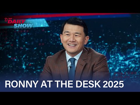 喬若尼 (Ronny Chieng) 2025年猛批川普特赦國會暴動案、訊號門風波與伊隆馬斯克的私訊 | 主線新聞 (Ronny Chieng Took On Trump's J6 Pardons, Signalgate Fallout & Elon’s DMs in 2025 | The Daily Show)