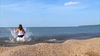 preview picture of video 'Jumping into Lake Superior, WI'