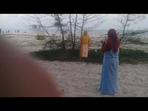 Fadilah main d pantai nyiur melambai (belitung timur)