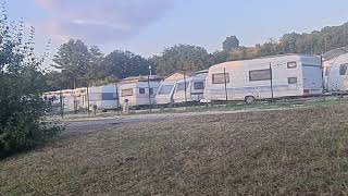 Psi kao vjerni čuvari--dva psa ozbiljno čuvaju mnoštvo kamp prikolice i povremeno laju na mene...