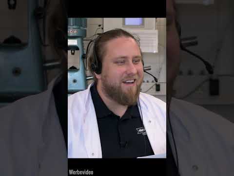 Is 5W40 better than 5W30? An engine oil expert explains! #shorts