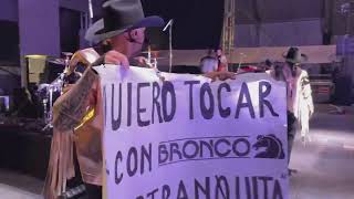 Grupo Bronco cumple el sueño de fan al permitirle tocar con ellos