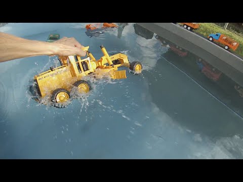 Trator , Patrola , Caminhão , Carros de Policia e Bombeiros  Pulando na Piscina de metal na Fazenda.