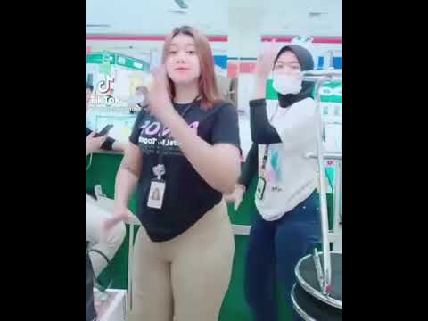 Tiktok Hot ,, si montok lagi nih boy (goyang santuy) spg handphone