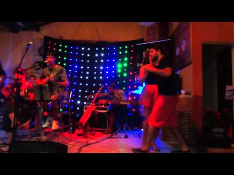 Leandro Fialho e Rubia Eduarda dançando ao som de os DF'S