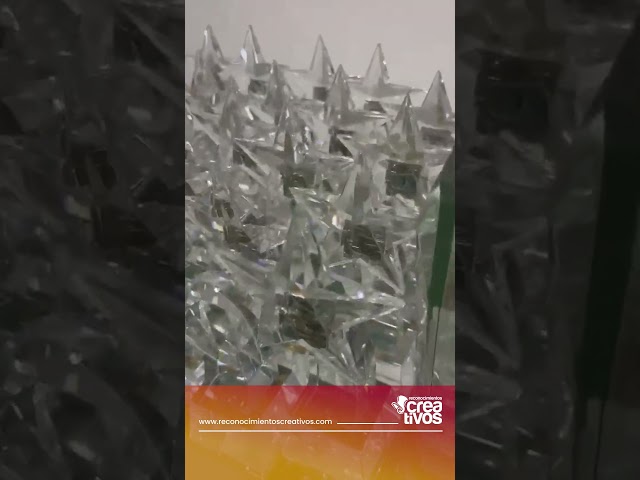 Vídeo relacionado con Wanapix | Trofeo Personalizado con Nombre y Texto | Cristal Grabado (Escala de Grises)| Premio Personalizado | Número 1 | Incluye Estuche para Guardar | Diseño 100% Personalizado