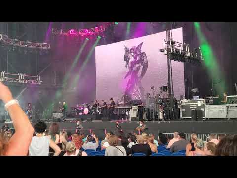 Garbage - The Men Who Rule The World (live)