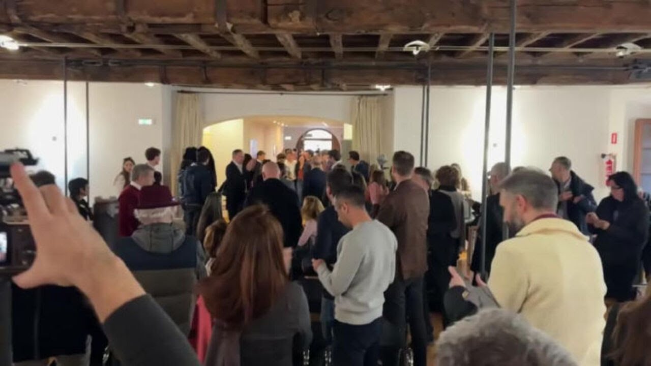 Applausi all’arrivo di Elly Schlein al suo arrivo al Pd per conferenza su Referendum