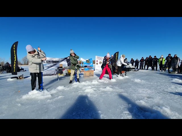 Журналисты посоревновались в бурении лунок на фестивале зимней рыбалки «KZN FISH УХА»