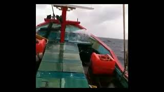 Download lagu Kapal nelayan asal juwana di terjang ombak besar..story' WA .... #nelayan #shorts mp3