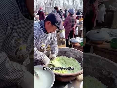 大叔炸丸子靠獨特工具走紅，不髒手、下鍋快，生意紅火，客人都愛吃！