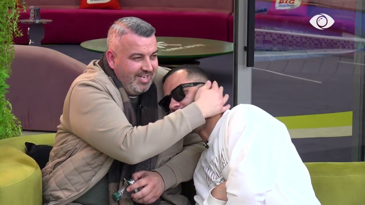 “Dua të vjedh zemrën”/ Stenaldo mbështet kokën tek supi i Rogertit