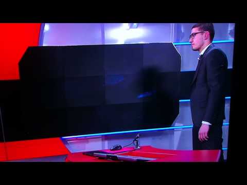 Gewapende man dringt studio binnen.