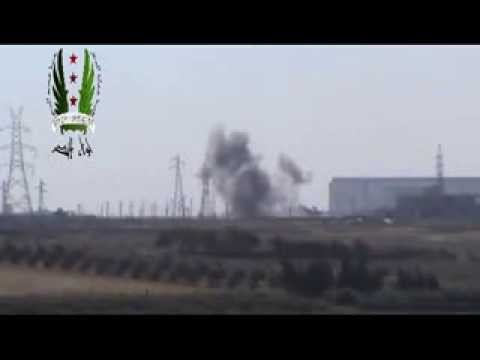 تصاعد الدخان في مؤسسة الصوامع في ريف حمص الشمالي جراء استهدافها بقذائف الهاون من قبل لواء النصر