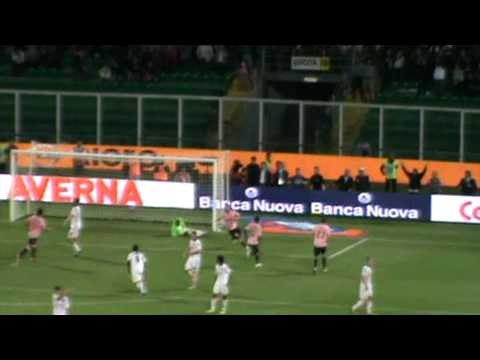 Palermo-Lecce 2-0 rigore Pinilla.MPG