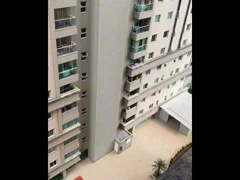 Músico toca Nirvana na varanda do prédio na quarentena do CoronaVírus