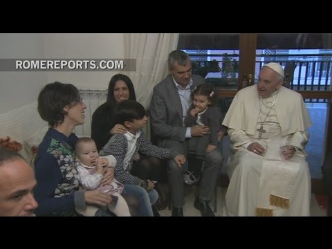 El Papa visitó a jóvenes que dejaron el sacerdocio y formaron familia