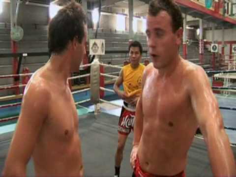 How (not) to learn Muay Thai kick boxing (round) 1 - Bangkok, Thailand