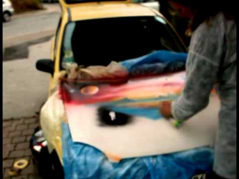 Motorhaube mit der Spraydosen.bild Josef Nikitin ,music "Illusion" von Oleg Sirenko