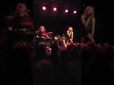 Hey Violet  - brand new moves (live)