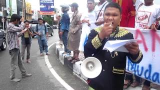 preview picture of video 'aksi damai bundaran simpang lima banda Aceh'