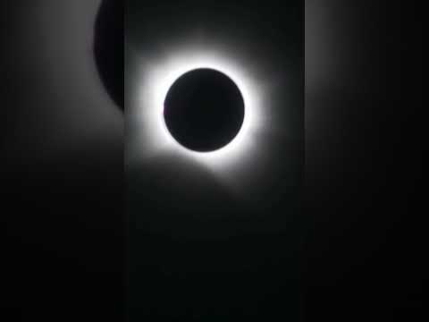 Avião registra eclipse solar de um jeito impressionante