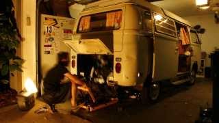 preview picture of video 'How To Drop a VW Bus Engine In One Minute'