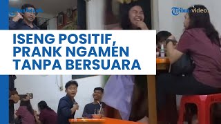 TikToker Ini Lakukan Prank Ngamen Tanpa Bersuara di Warung Bakso, Buat Orang Lain Terheran-heran