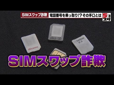 スーツを着た男性が南京錠がかかった携帯電話を持っています。