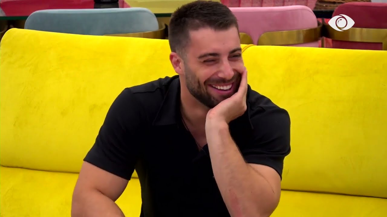 Banorët lexojnë titujt e lajmeve të shkruar për ta, ja se si i komentojnë ato