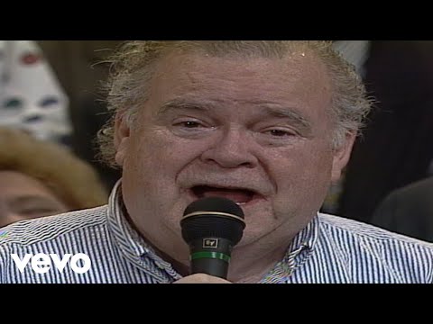 Bill & Gloria Gaither - Burdens Are Lifted At Calvary [Live] ft. Doug Oldham