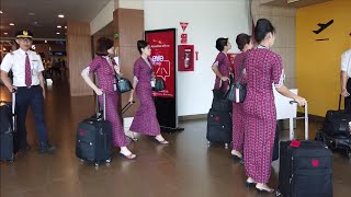 Download lagu Pramugari Lion Air dan Citilink Indonesia Saat Akan Memasuki Pesawat di Bandara Husein Sastranegara mp3