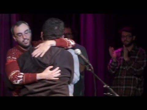 כל מה שמצחיק בעולם - זוג מתאהב על הבמה לראשונה בהסטוריה!!!!!