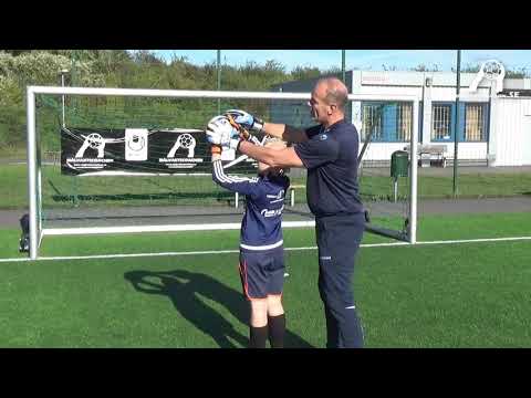 Janne Möllers Målvaktsskola - för killar och tjejer 9-12 år - Greppteknik del 2