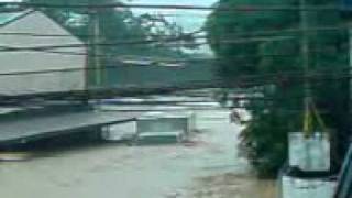 preview picture of video 'RAGING FLOOD OF MARIKINA Sept.26, 2009 Water vs. Truck'