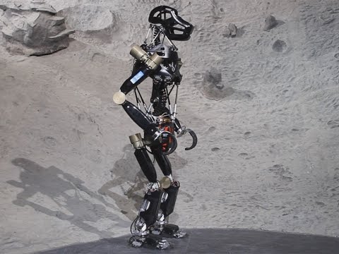 Робот-обезьяна iStruct хвастается своими новыми возможностями. Фото.