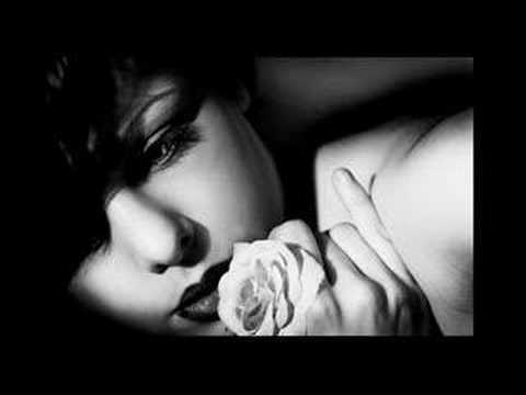 Ale dee/ cacher derrière mes mots