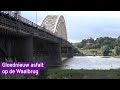 Nieuw asfalt op de Waalbrug