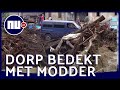 Auto's meegesleurd, huizen vernield en straten bedekt door modderstroom