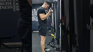 CURL CON BARRA EN POLEA DE PIE