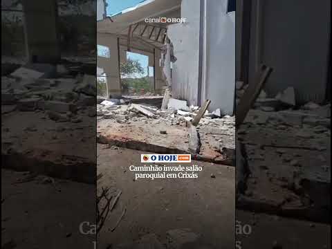 Caminhão invade salão paroquial em Crixás