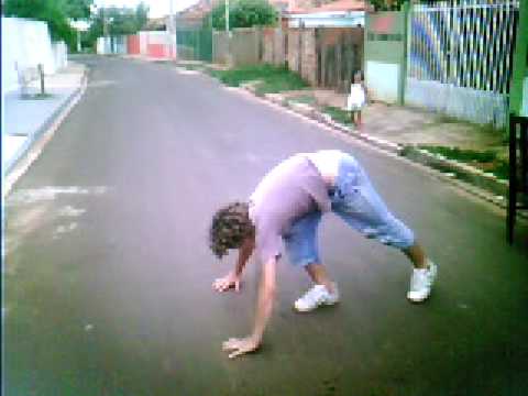 o quase b-boy lyllou zuandu na rua