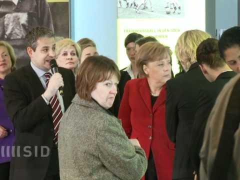 Merkel empfängt Frauen-Nationalmannschaft