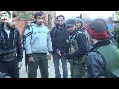 تعليمات أحد القادة الميدانيين في كتيبة شهداء سقبا لعناصره قبل بدء الهجوم على مواقع قوات النظام على طريق مطار دمشق الدولي في ريف دمشق