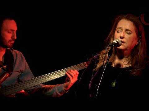 MARY COUGHLAN ‘DOUBLE CROSS’ DE BARRA'S FOLK CLUB, CLONAKILTY 2019