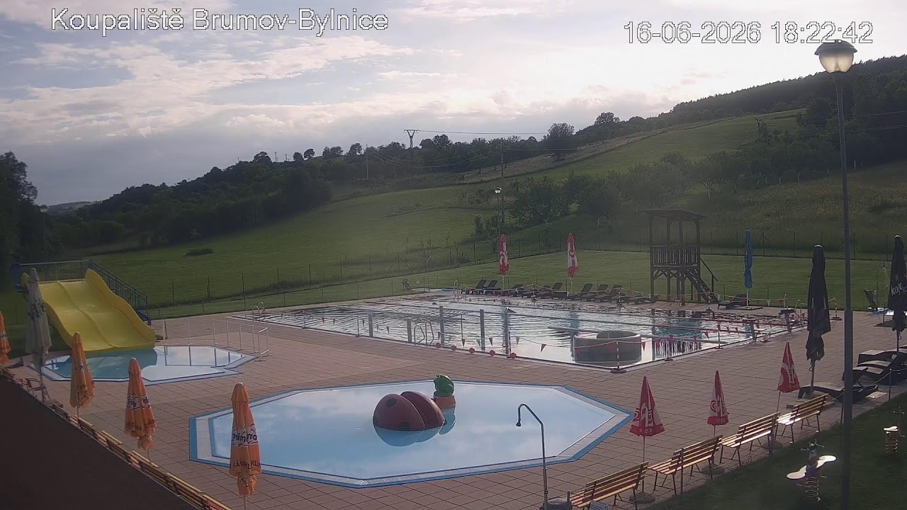 Live webcam view of Piscina al aire libre de Brumov-Bylnice